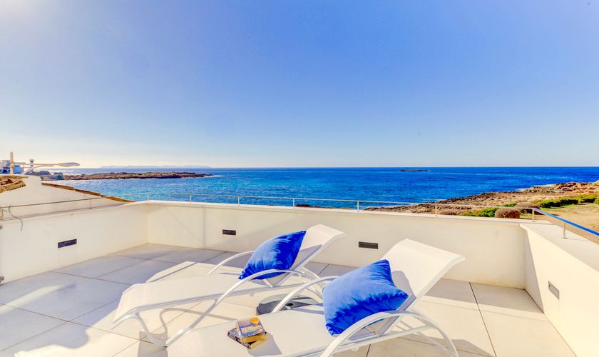 Balkon mit Liegestühlen und Blick auf das Meer exklusive Ferienwohnung Mallorca PM 6551