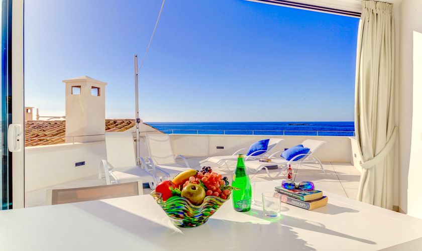 Esstisch mit Blick auf die Terrasse mit Meerblick Ferienwohnung Mallorca PM 6551