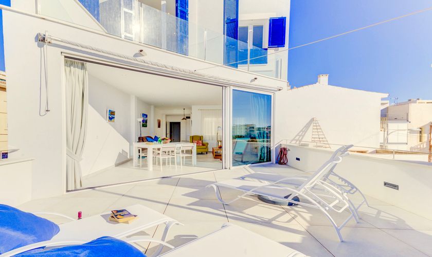Blick von der Terrasse zum Wohnbereich exklusive Ferienwohnung Mallorca am Meer PM 6551