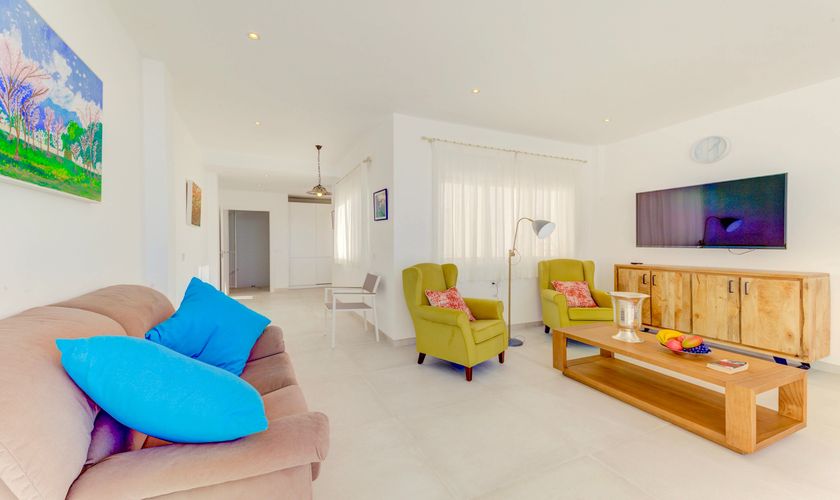 Wohnzimmer mit moderner Einrichtung exklusive Ferienwohnung Es Trenc Mallorca PM 6551