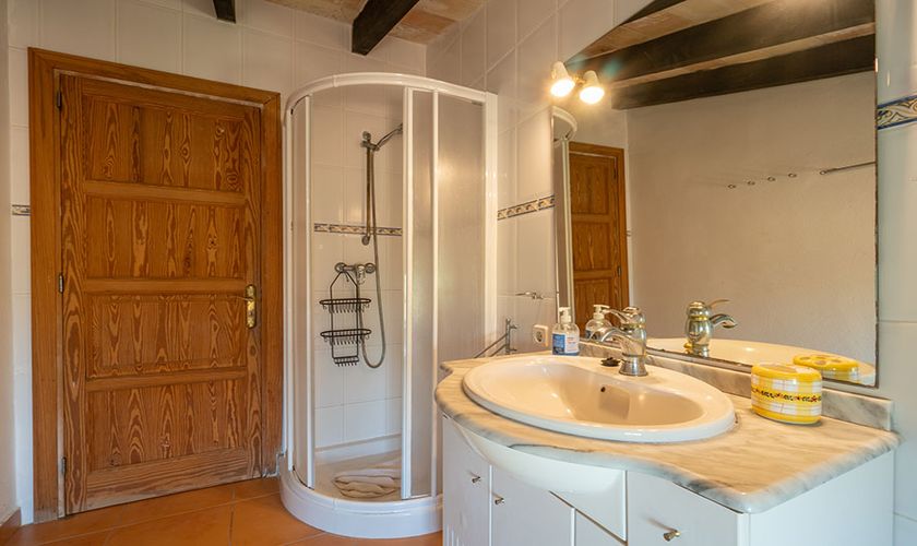 Badezimmer mit Dusche und Waschbecken große Finca Mallorca PM 336