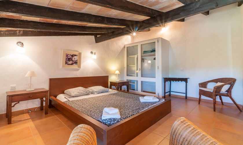 Schlafzimmer von links aufgenommen mit Doppelbett und Kleiderschrank Finca Pool 22 Personen Pollensa Mallorca PM 336