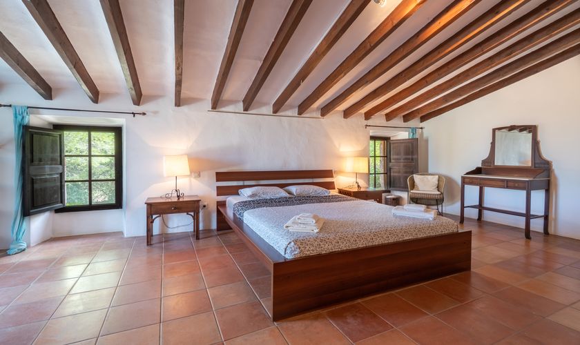 geräumiges Schlafzimmer mit Doppelbett Finca Pool Internet Mallorca PM 336