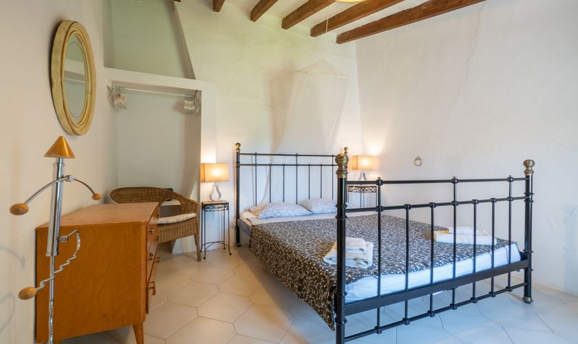 Schlafzimmer mit schönem Doppelbett Mallorca Pool Internet PM 336