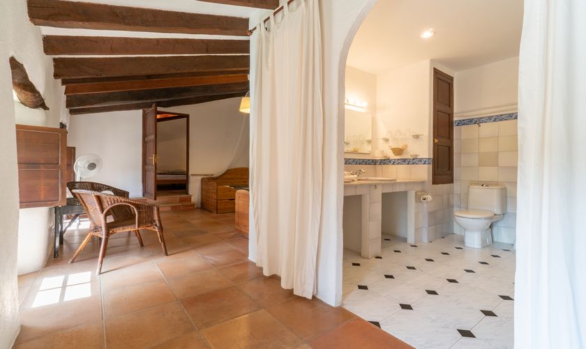 Bad mit Vorhang als Tür Mallorca Landhaus mit Pool Internet für 22 Personen PM 336