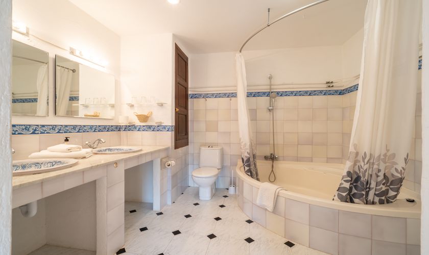 Badezimmer mit großer Eckbadewanne Finca Mallorca PM 336