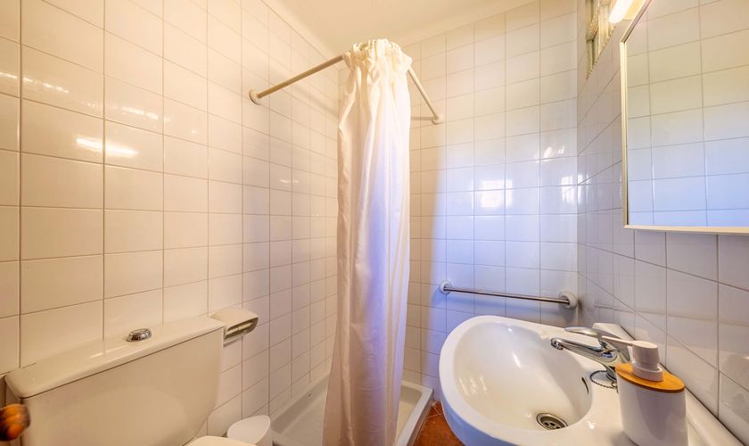 Duschbad mit Waschbecke und Toilette Finca PM 3547