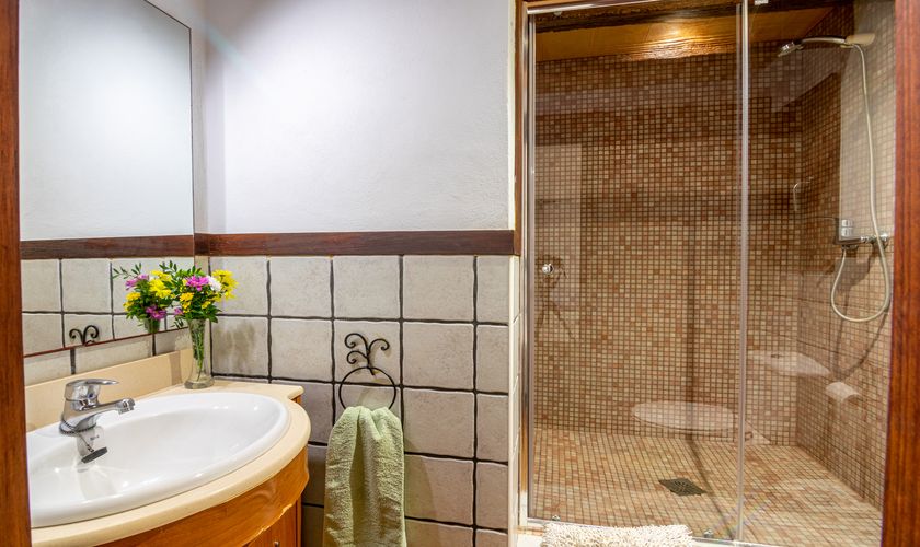 Badezimmer mit begehbarer Dusche Finca in Norden von Mallorca PM 3711