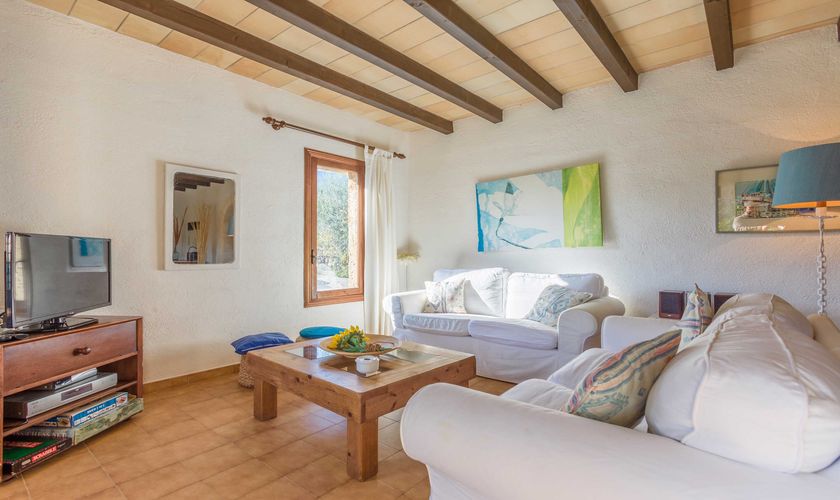 Wohnzimmer mit Couchgarnitur und SAT-TV Finca Mallorca PM 3832
