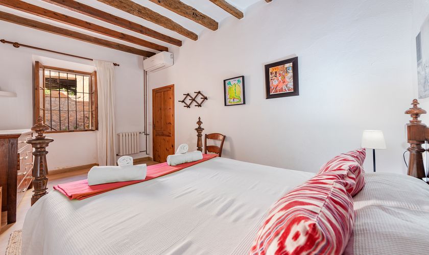 Schlafzimmer mit Doppelbett Ferienhaus Mallorca Pollensa PM 3898