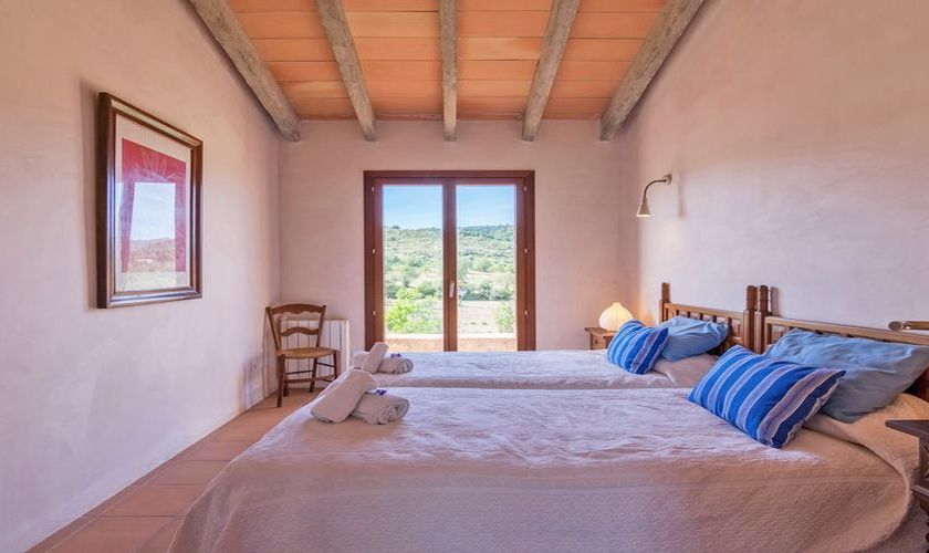 Schlafzimmer mit großem Fenster Finca Mallorca Nordosten Arta PM 565