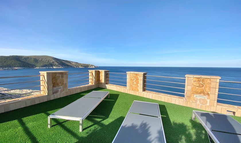 Terrasse mit Meerblick und Liegen Komfort Ferienhaus mit Pool PM 57181