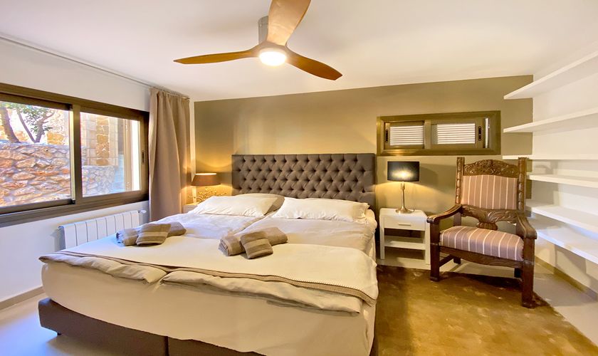 Schlafzimmer mit Doppelbett komfortables Ferienhaus Mallorca 10 Personen PM 5781