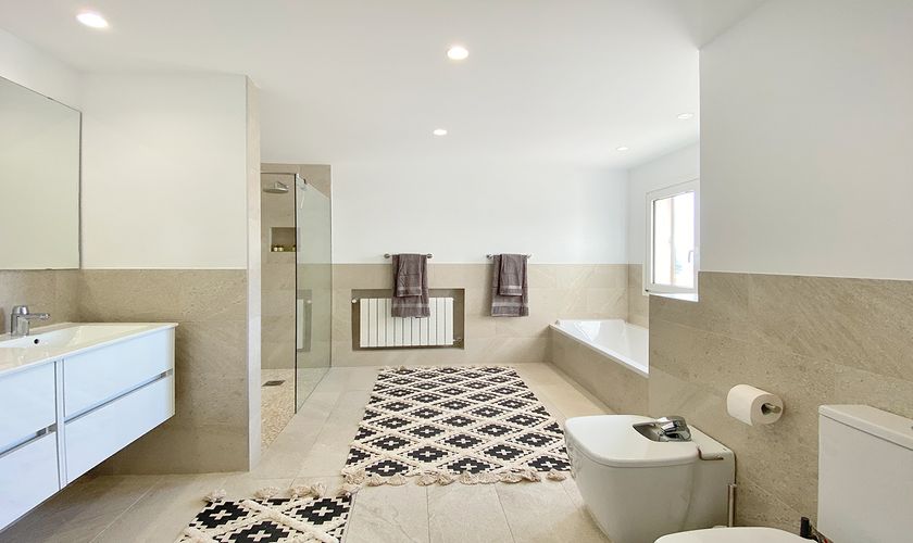 modernes Bad mit begehbarer Dusche Ferienhaus 10 Personen Mallorca Nordosten PM 5781