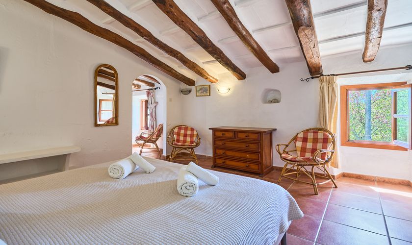 Schlafzimmer mit Deckenbalken Finca Mallorca PM 6074