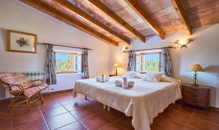 Schlafzimmer mit Terracottaboden Finca Südosten Mallorca PM 6074
