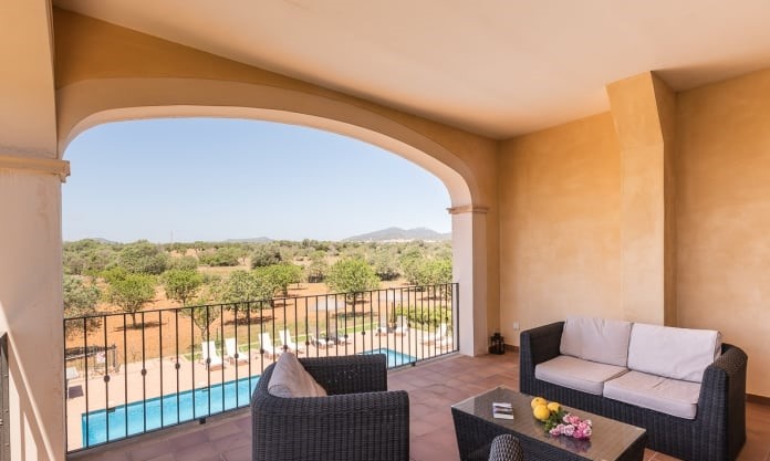 obere Terrasse mit Sitzlounge und Blick auf den Pool Mallorca PM 6075