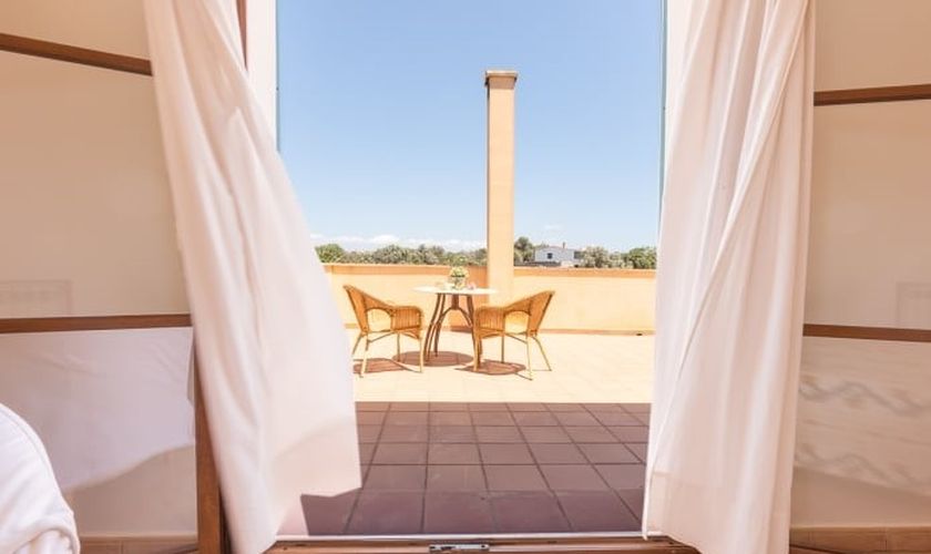 Blick vom Schlafzimmer auf die obere Terrasse Finca Mallorca PM 6075