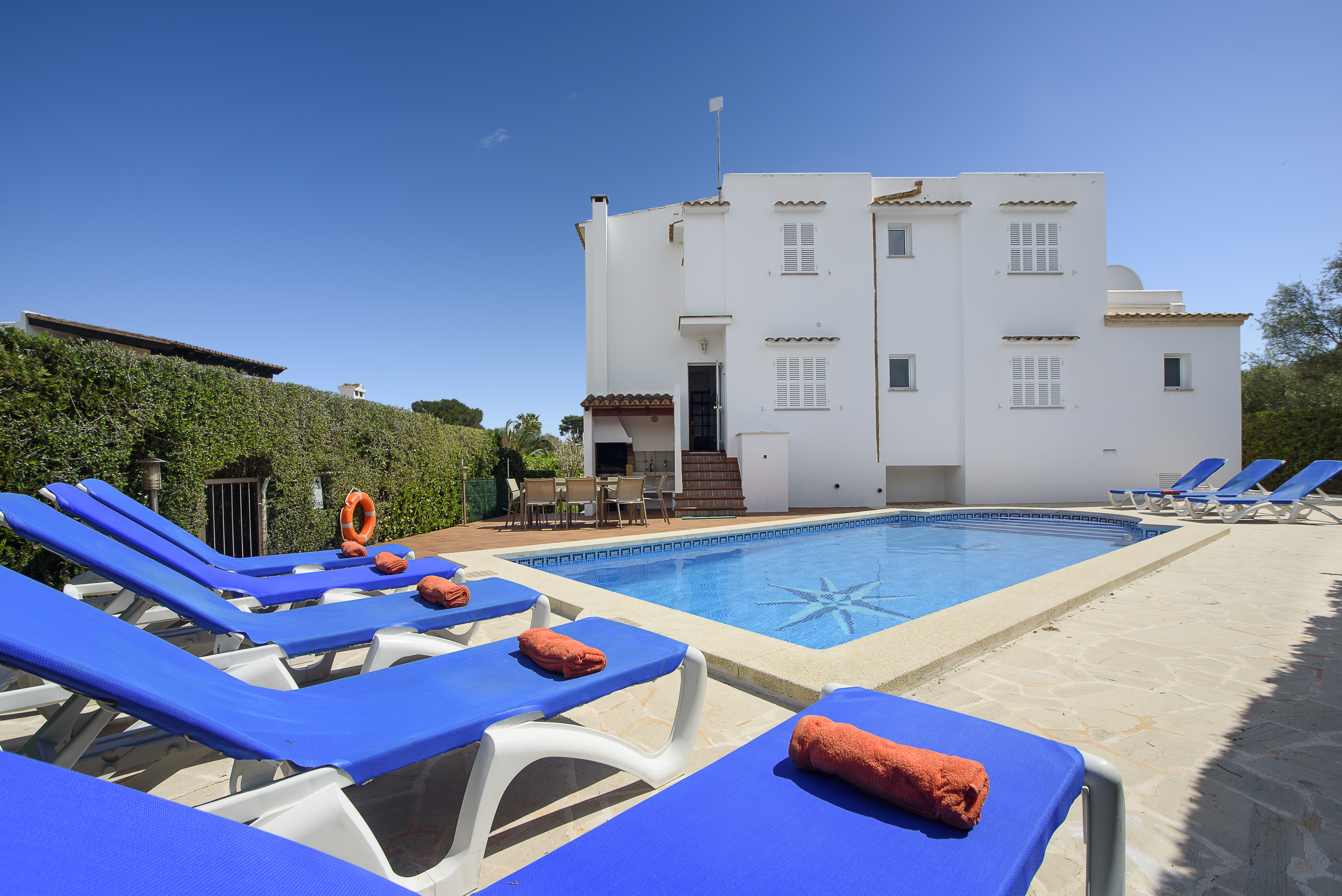 Blick auf Ferienhaus und Pool Mallorca Cala D'Or PM 6079