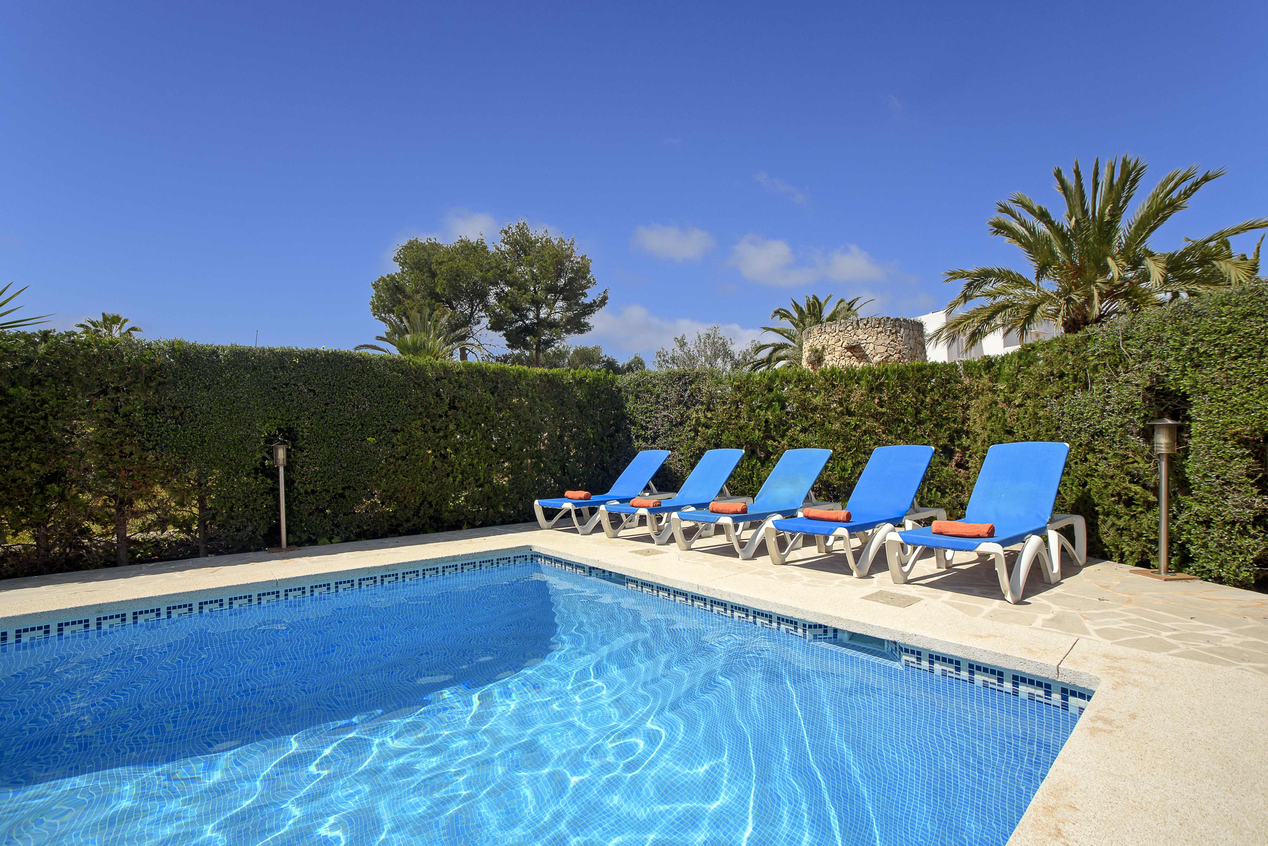 Pool mit Sonnenliegen Ferienhaus Mallorca PM 6079