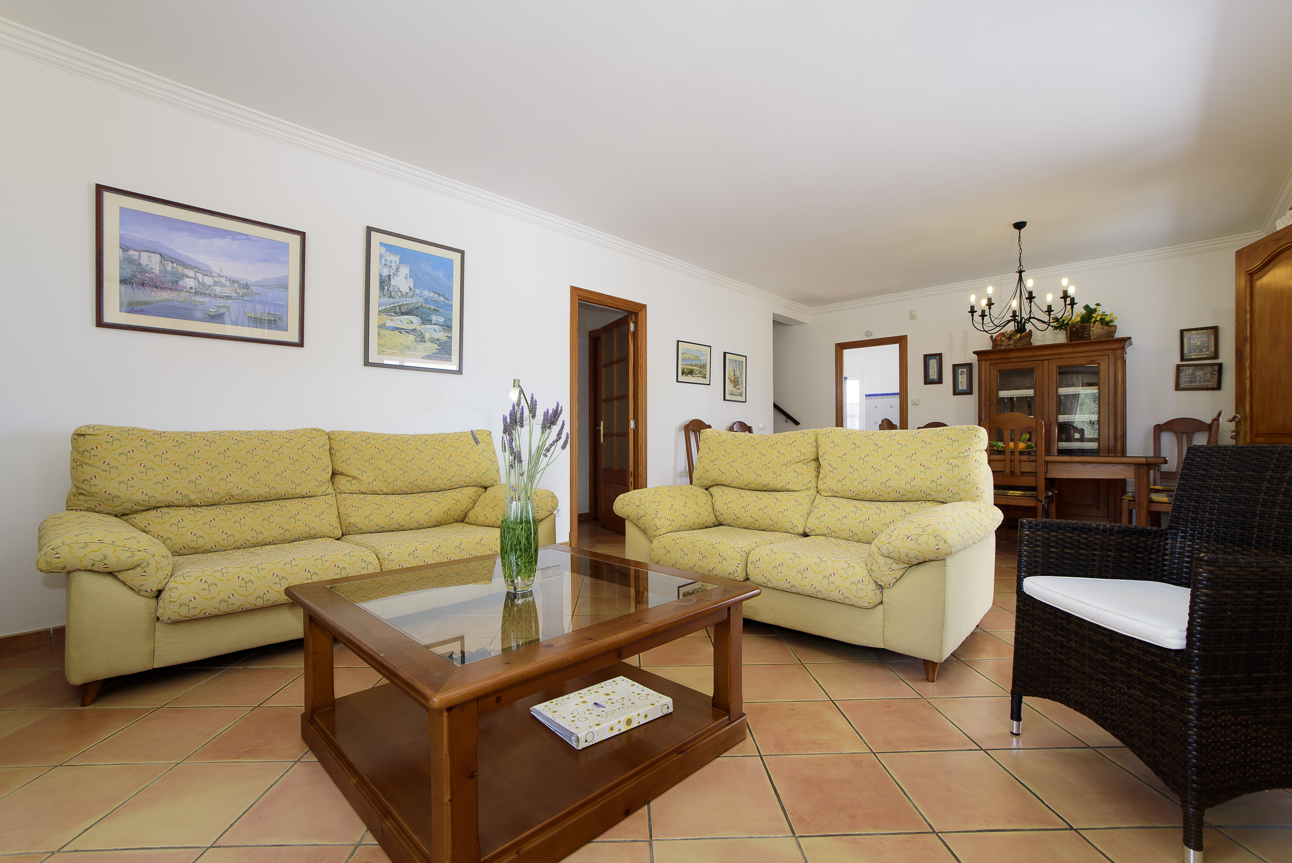 Wohnbereich mit Couchtisch und Sitzlandschaft Ferienhaus Mallorca PM 6079