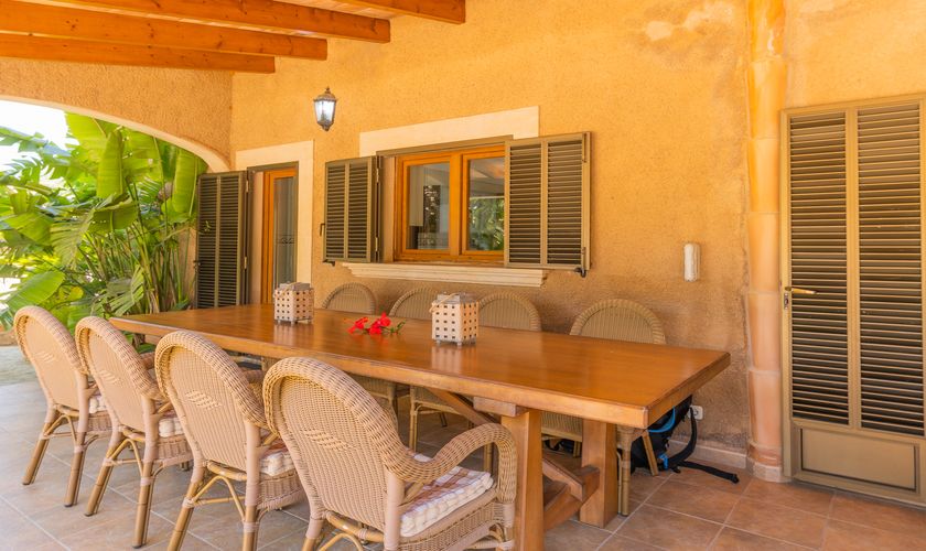 überdachte Terrasse mit Esstisch und Stühlen Finca Mallorca PM 6091