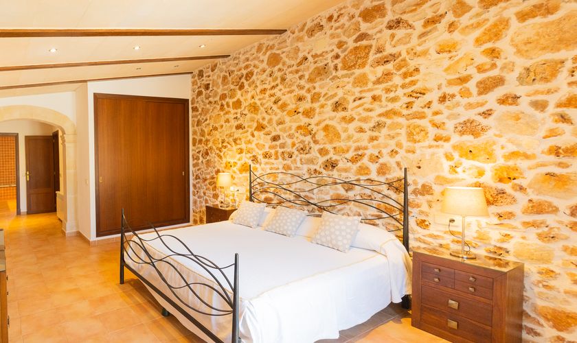Schlafzimmer mit gemauerter Wand Finca Südosten Mallorca PM 6091