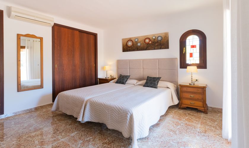 Schlafzimmer mit Doppelbett Finca Mallorca Cala D'Or 8 Personen PM 6091