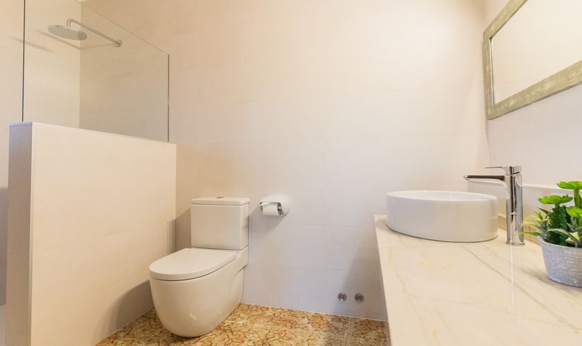 Badezimmer mit WC und Dusche Finca Mallorca PM 6091