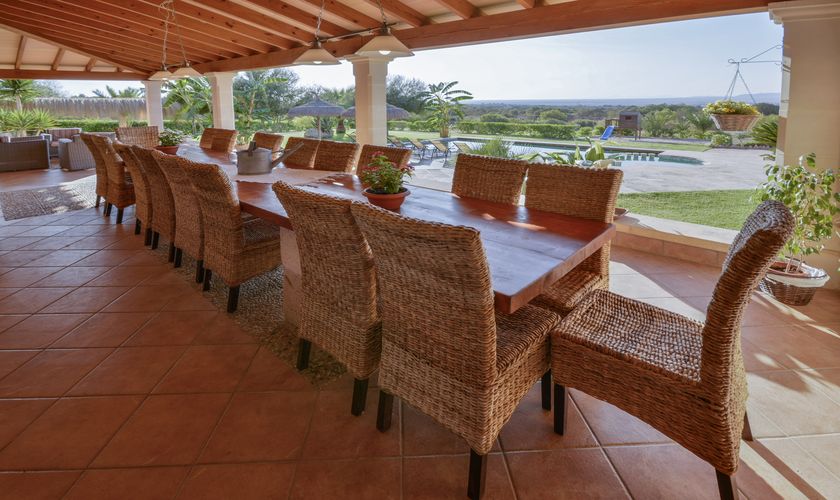Esstisch mit Stühlen unter überdachter Terrasse Finca Mallorca Südosten PM 6150