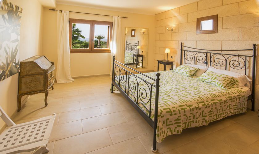Schlafzimmer mit Doppelbett 1. Stock Finca Mallorca PM 6150