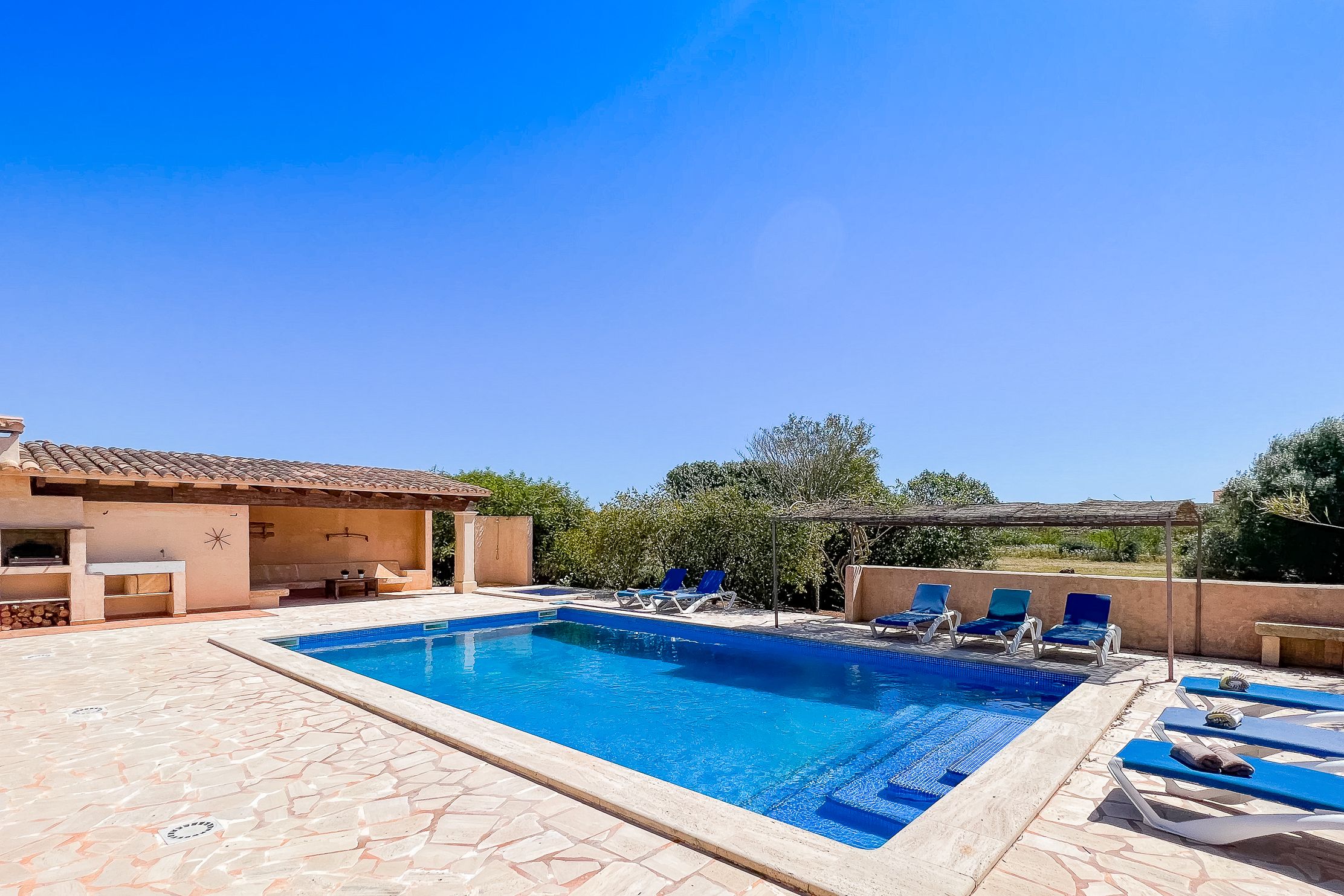 Pool mit Sonnenliegen Finca Mallorca Südosten 8 Personen