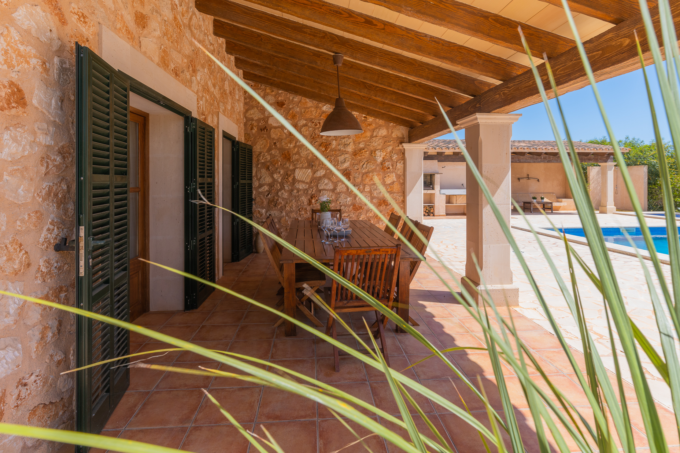überdachte Terrasse Finca mit Klimaanlage Internet und Pool Mallorca