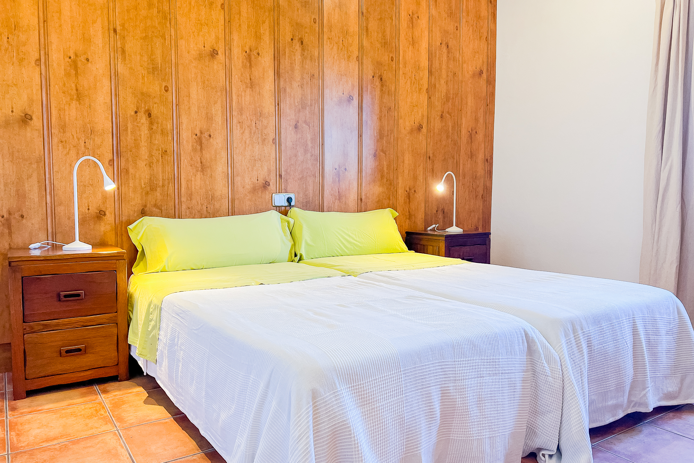 Schlafzimmer mit zwei Betten Ferienhaus Mallorca mit privatem Pool
