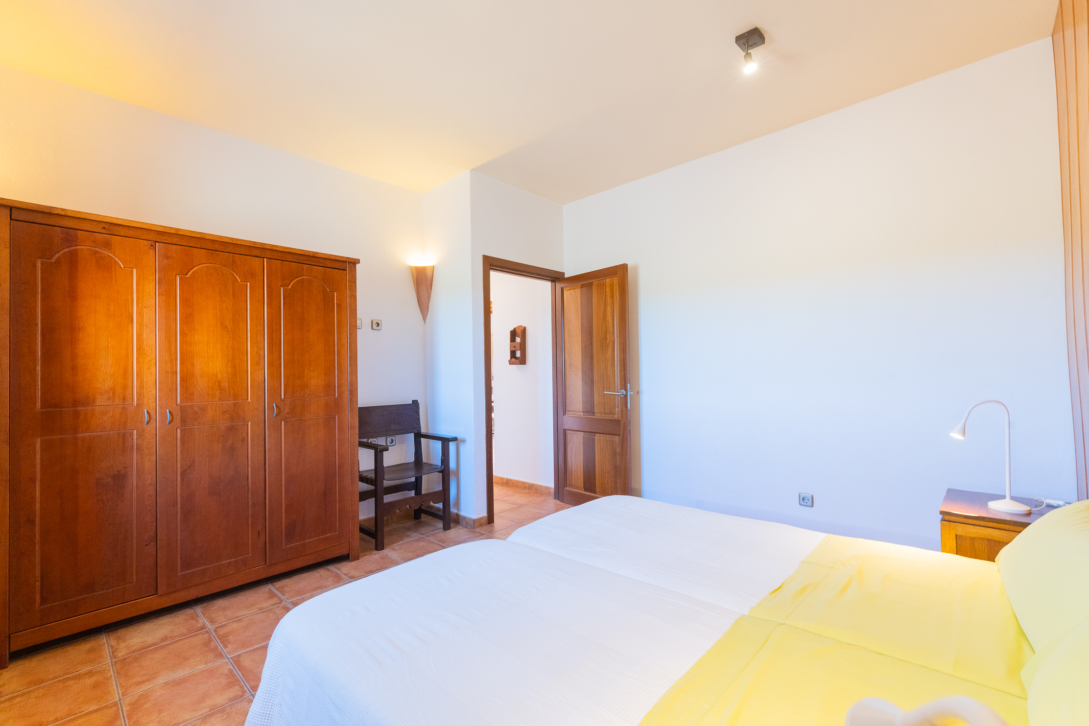 Schlafzimmer mit großem Kleiderschrank Finca Mallorca PM 6563