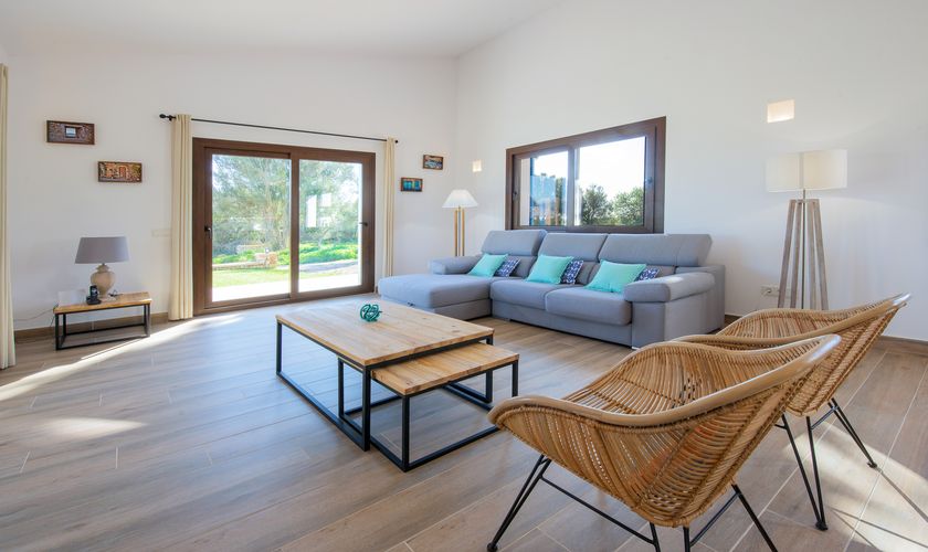 Wohnzimmer mit Tür zur Terrasse Finca Mallorca PM 6571