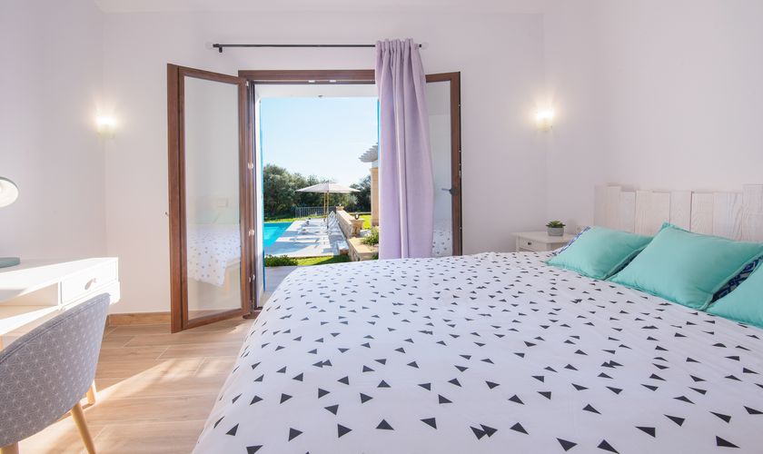 Modernes Schlafzimmer Finca Mallorca mit Pool für 6 Personen