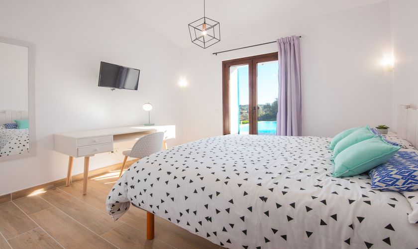 Gemütliches Schlafzimmer Finca Mallorca Felanitx mit Pool und Aircondition