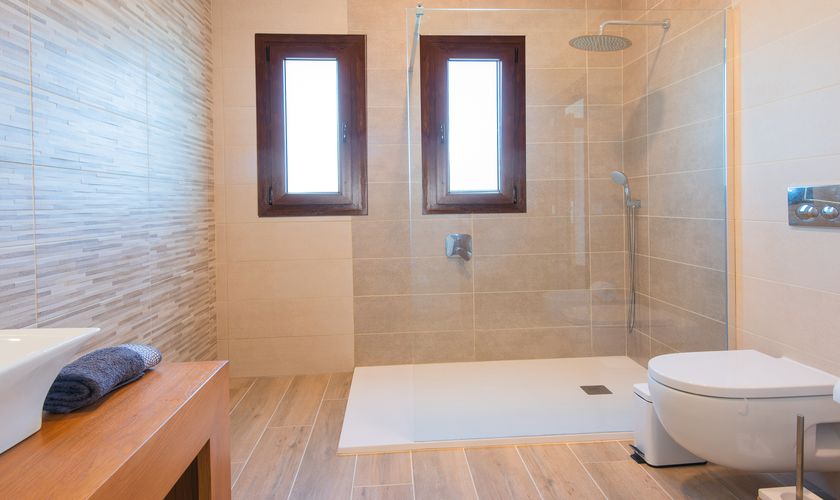 Modernes WC Finca Mallorca mit Klimaanlage und Pool 