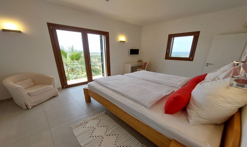 Schlafzimmer mit großem Fenster Finca Mallorca PM 6574