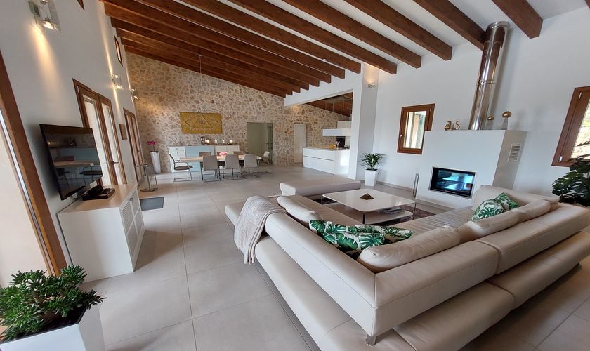 Wohnbereich mit hohen Deckenbalken Finca mit Pool Mallorca PM 6574