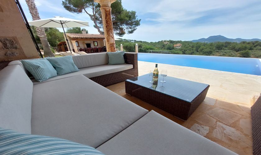 Loungegarnitur mit Blick auf den Pool Finca Mallorca PM 6574