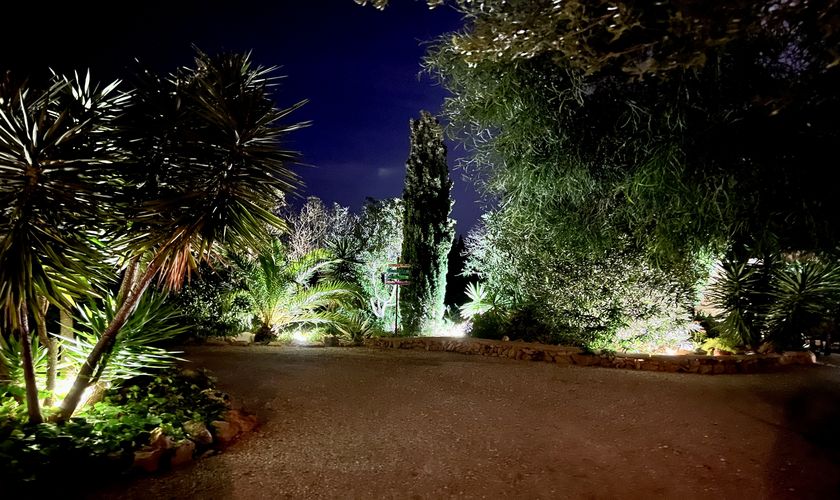 Nachtaufnahme Garten mit Beleuchtung Finca mit Pool und Internet Mallorca 
