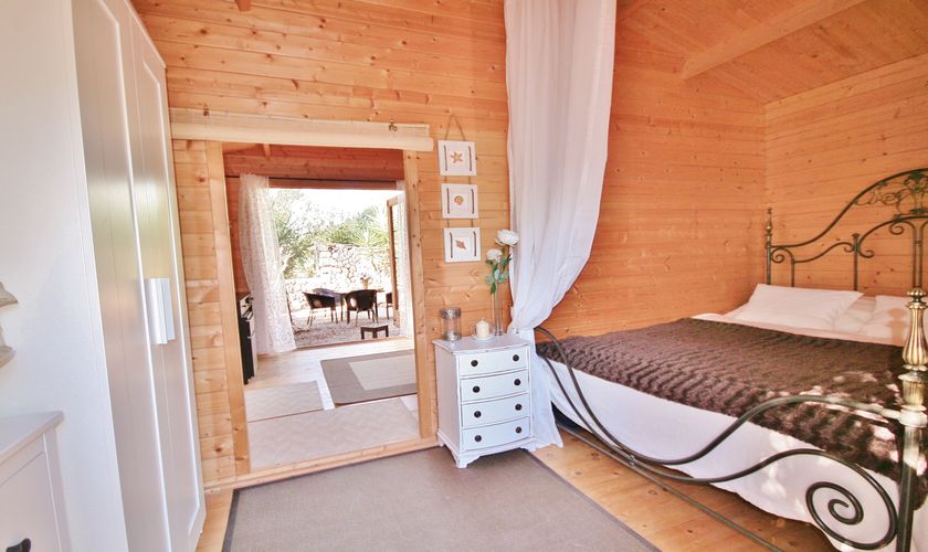 Schlafzimmer im Holzchalet Finca Mallorca Pool 12 Personen Llucmayor PM 6950