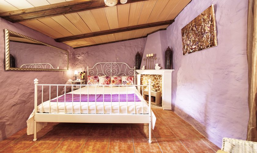 Schlafzimmer mit Doppelbett Finca Mallorca Pool WLan 