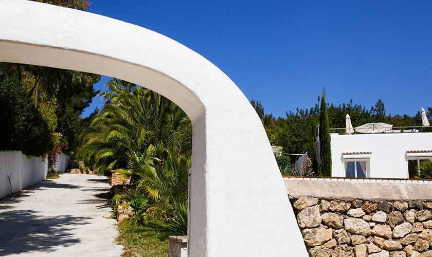 Garten und Eingang Ferienhaus Ibiza IBZ 15