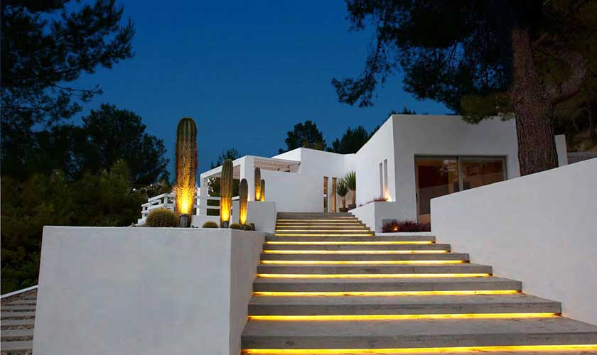 Blick auf die Treppen Poolvilla Ibiza IBZ 74