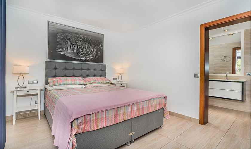 Schlafzimmer Ferienvilla Mallorca Norden PM 3410