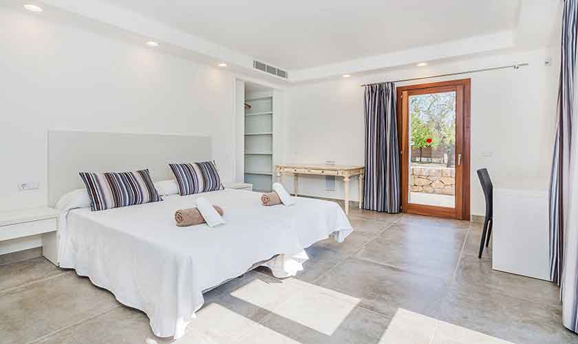 Schlafzimmer Ferienvilla Mallorca 12 Personen PM 3601