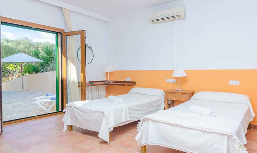 Schlafzimmer Ferienhaus Mallorca 16 Personen PM 6650